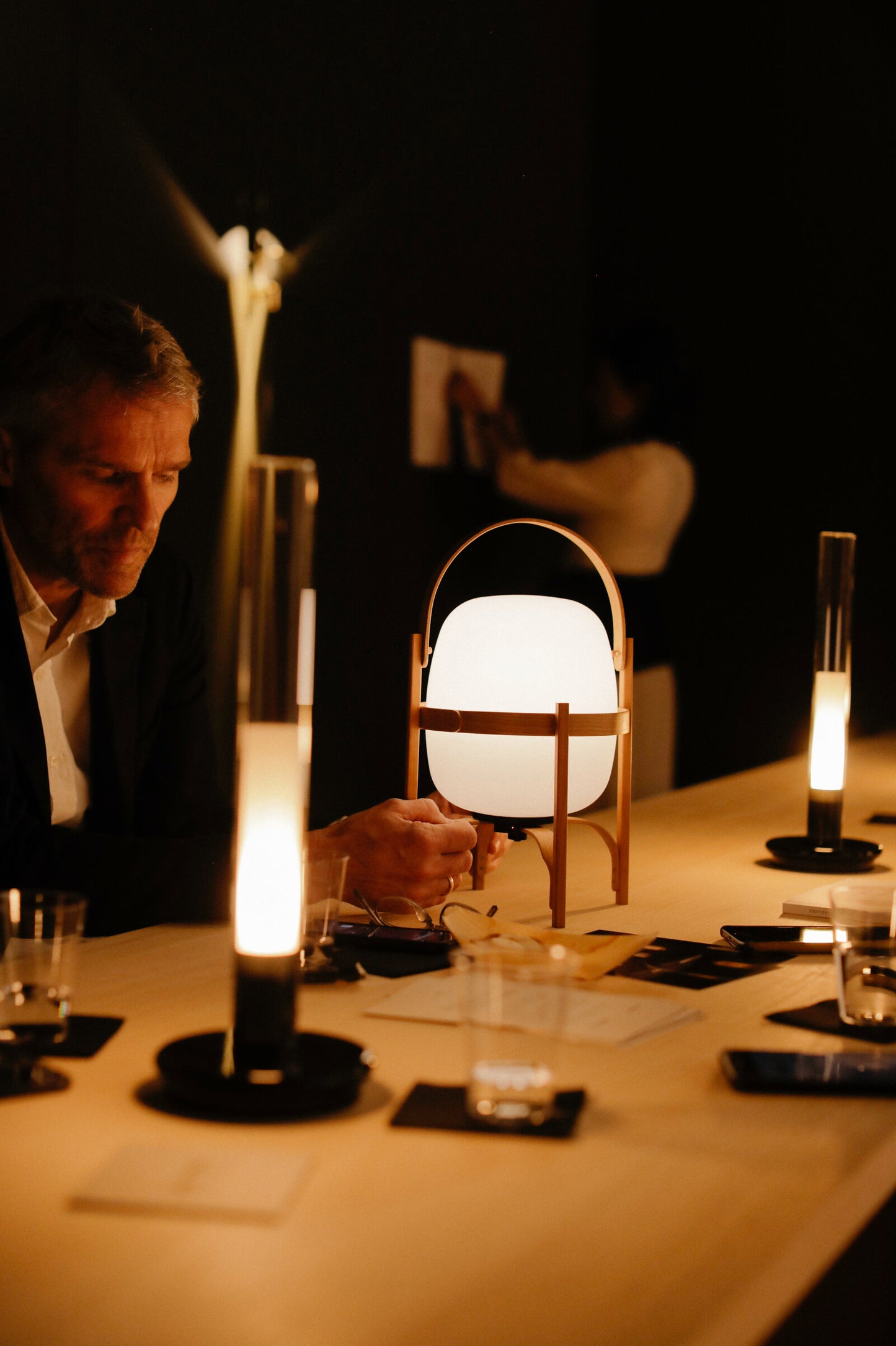 Lampe de table Cestita Bateria de Santa & Cole – Design Miguel Milá