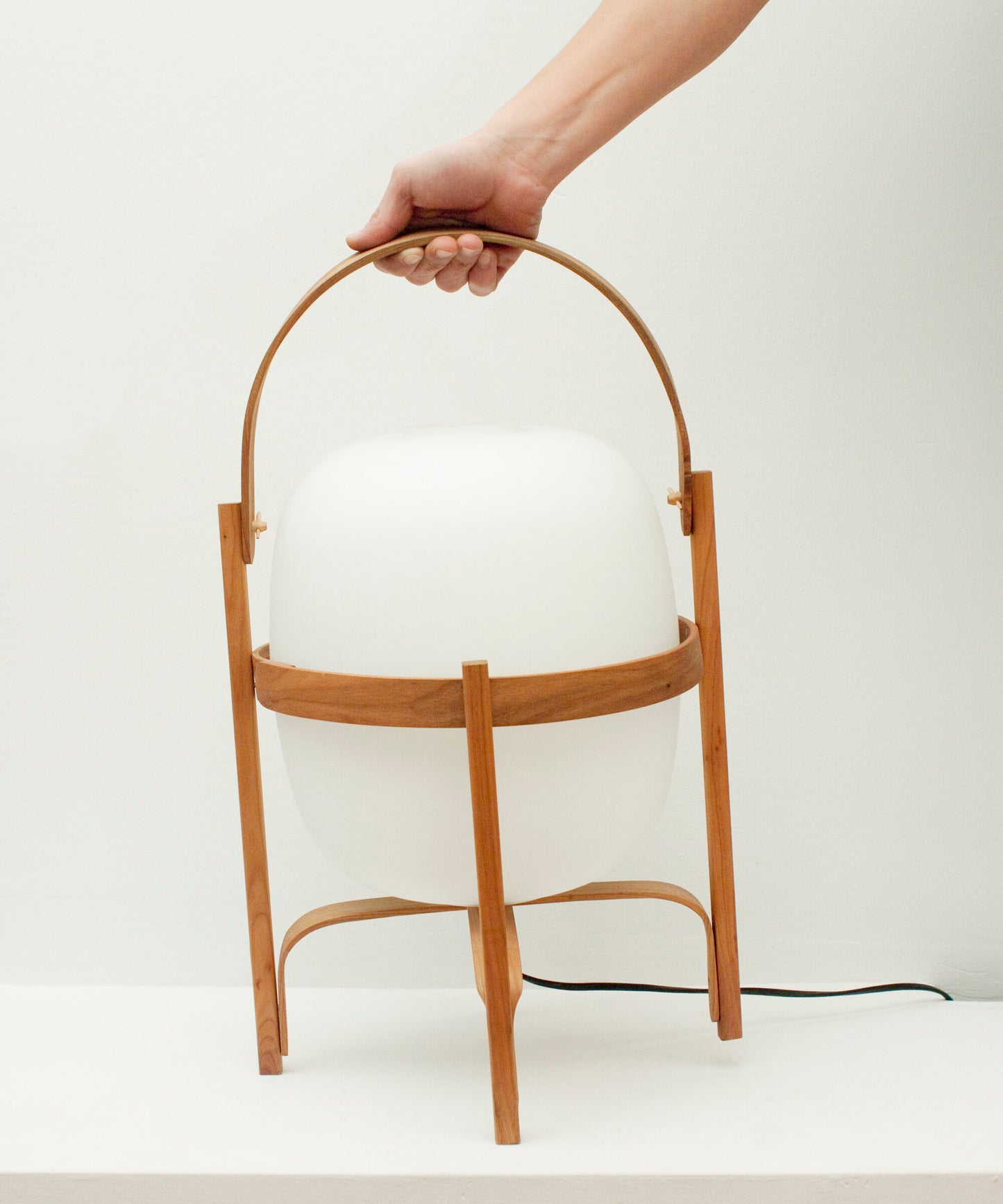 Tischleuchte Cesta von Santa & Cole – Design Miguel Milá