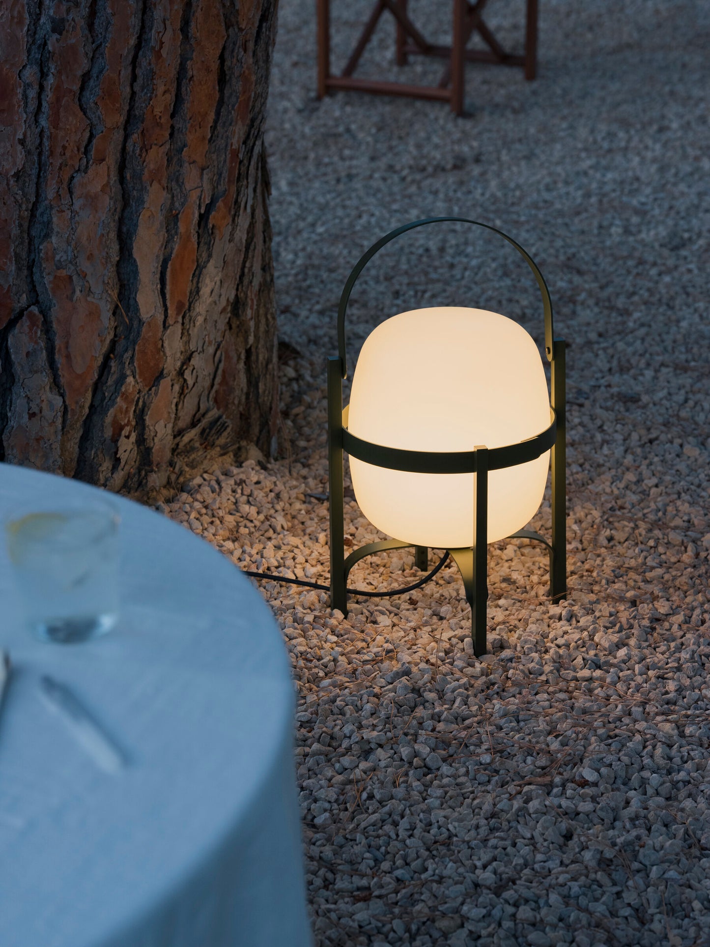 Outdoor-Leuchte Cesta von Santa & Cole – Design Miguel Milá