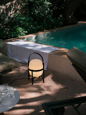 Outdoor-Leuchte Cesta von Santa & Cole – Design Miguel Milá