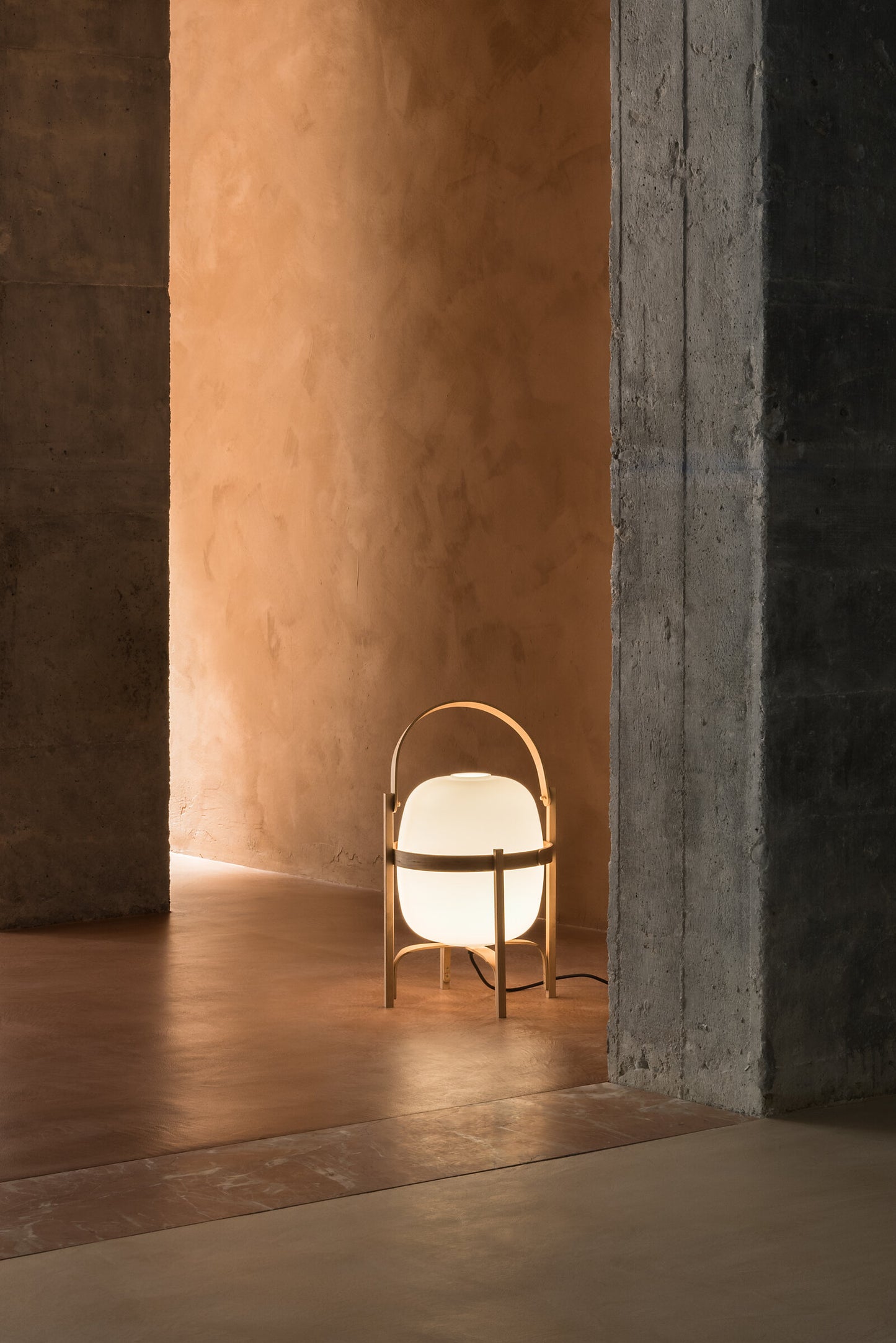Tischleuchte Cesta von Santa & Cole – Design Miguel Milá
