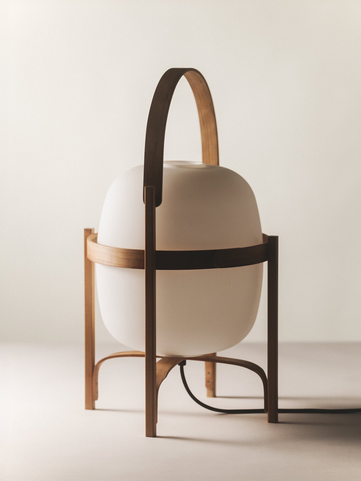Tischleuchte Cesta von Santa & Cole – Design Miguel Milá