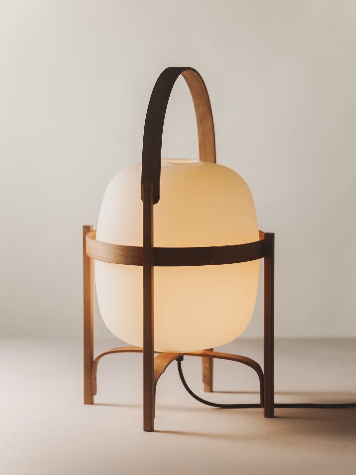 Tischleuchte Cesta von Santa & Cole – Design Miguel Milá