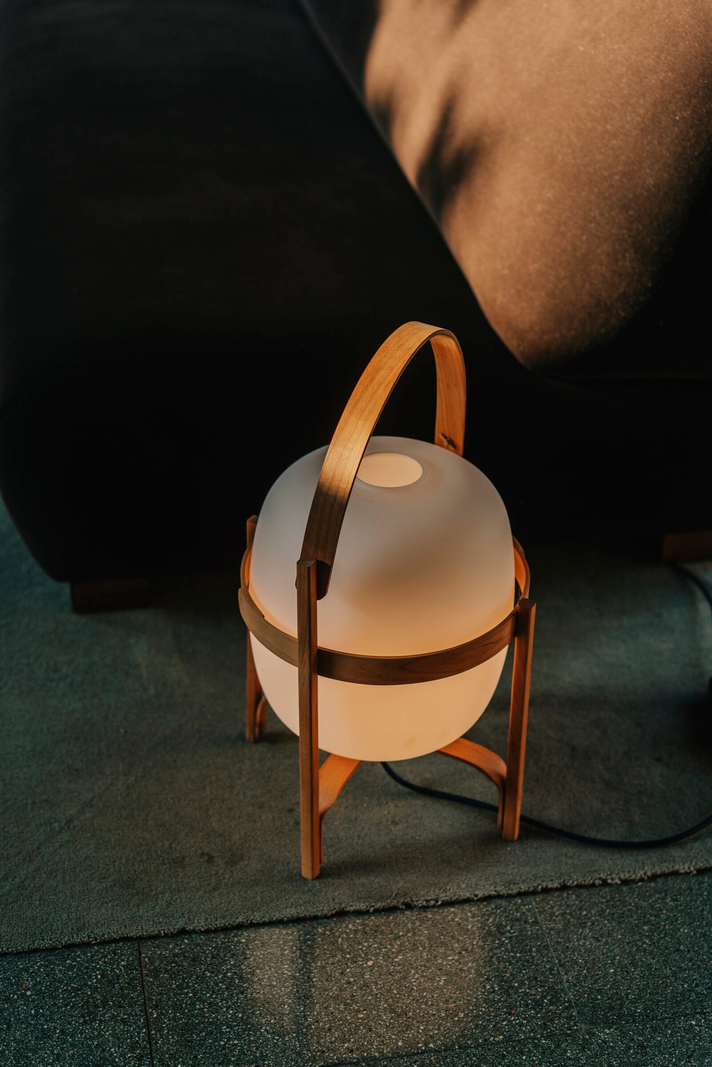 Tischleuchte Cesta von Santa & Cole – Design Miguel Milá