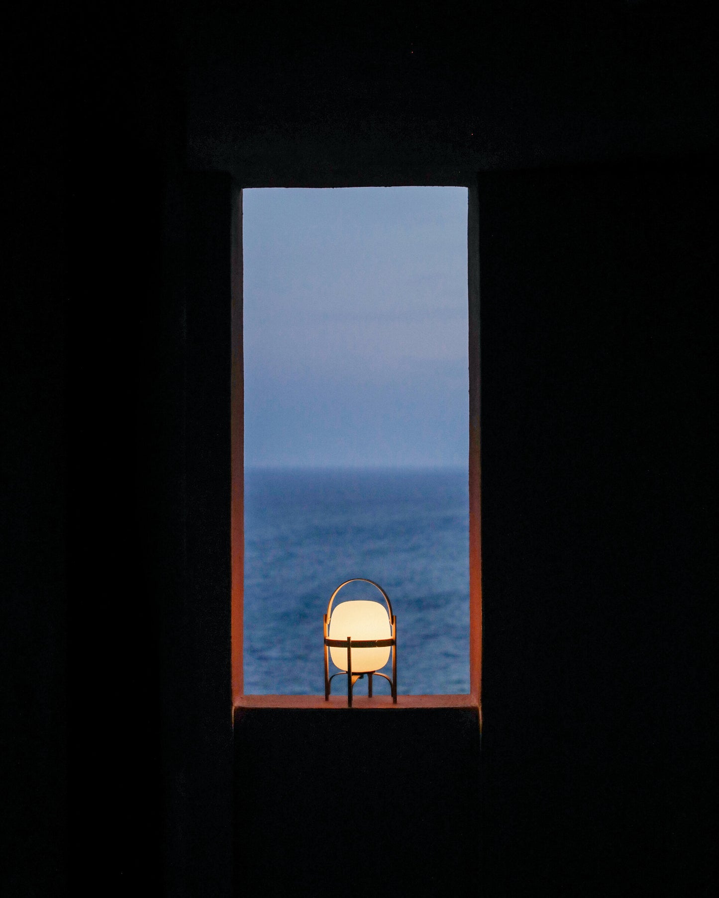 Lampe de table Cestita Bateria de Santa & Cole – Design Miguel Milá