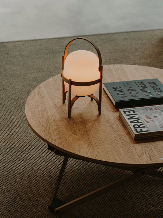 Lampe de table Cestita Bateria de Santa & Cole – Design Miguel Milá