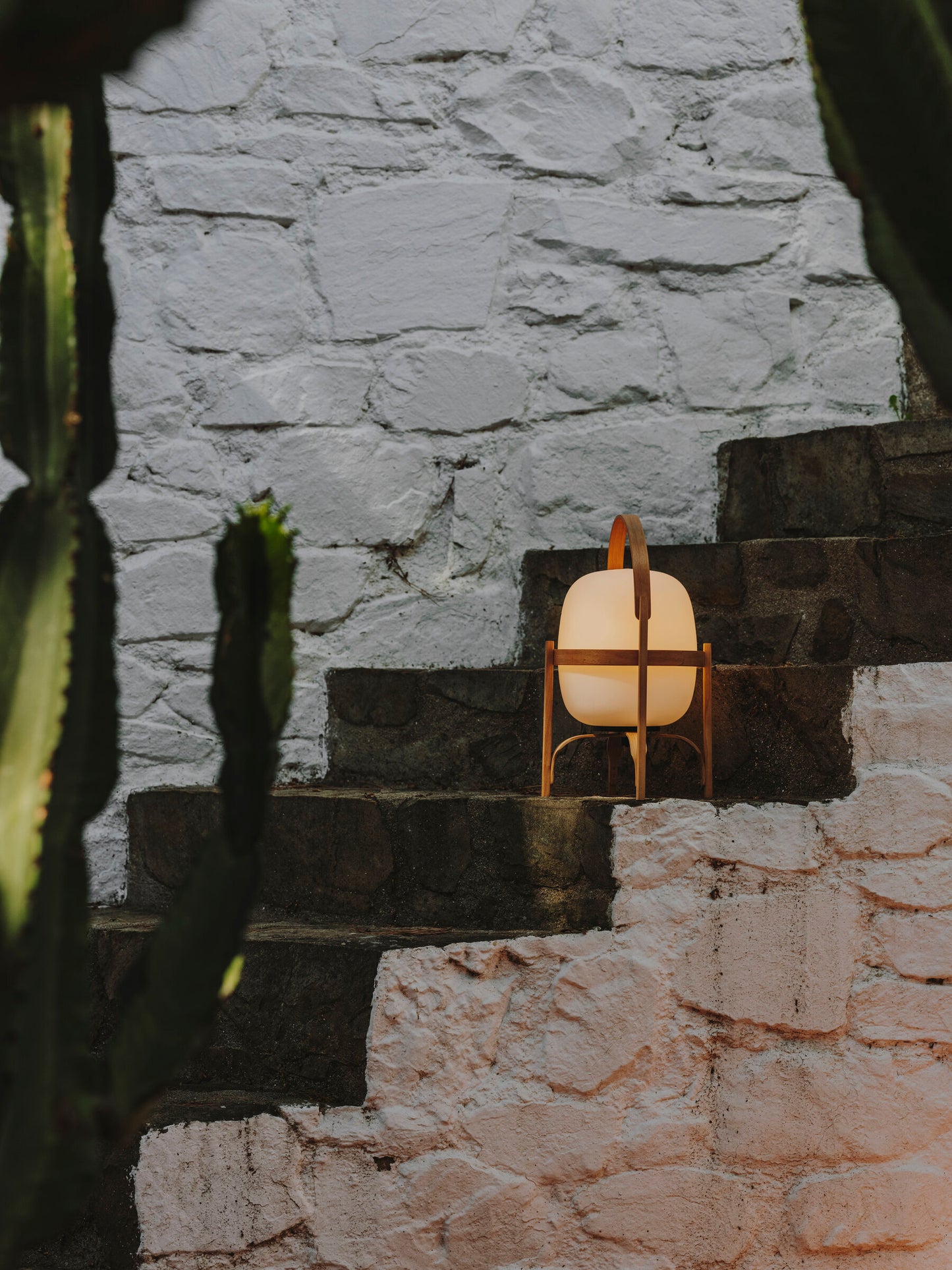 Lampe de table Cestita Bateria de Santa & Cole – Design Miguel Milá