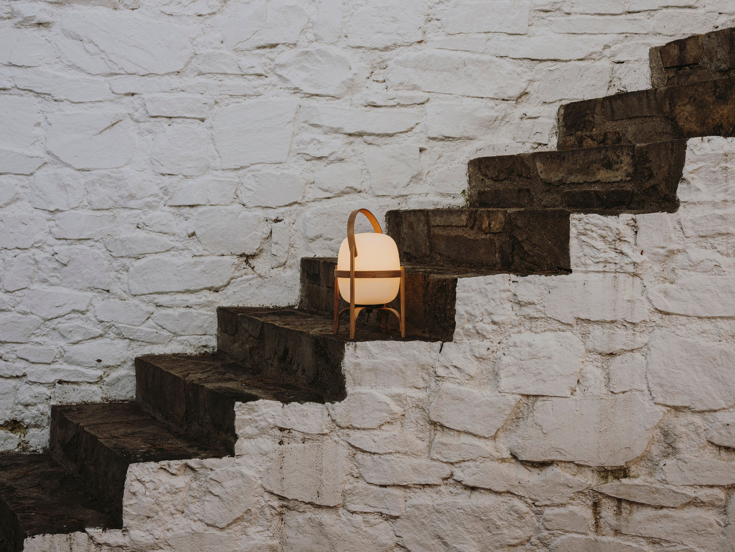 Lampe de table Cestita Bateria de Santa & Cole – Design Miguel Milá