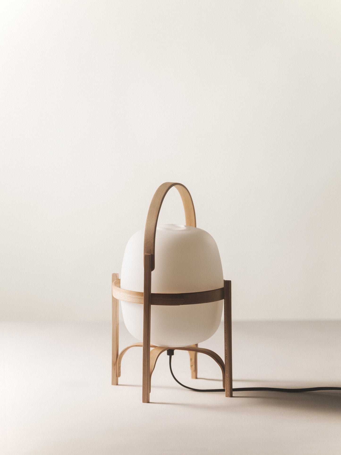 Lampe de table Cestita de Santa & Cole – Design Miguel Milá