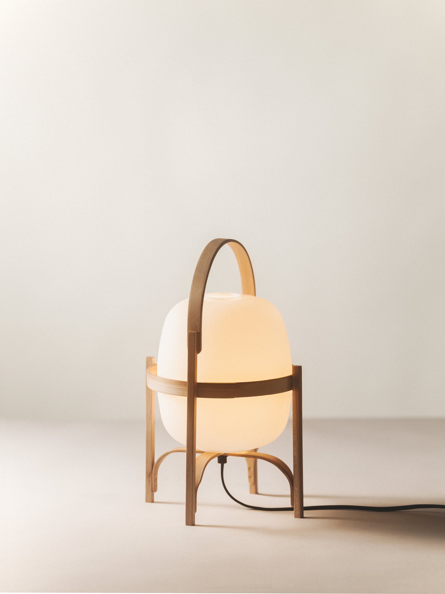 Lampe de table Cestita de Santa & Cole – Design Miguel Milá