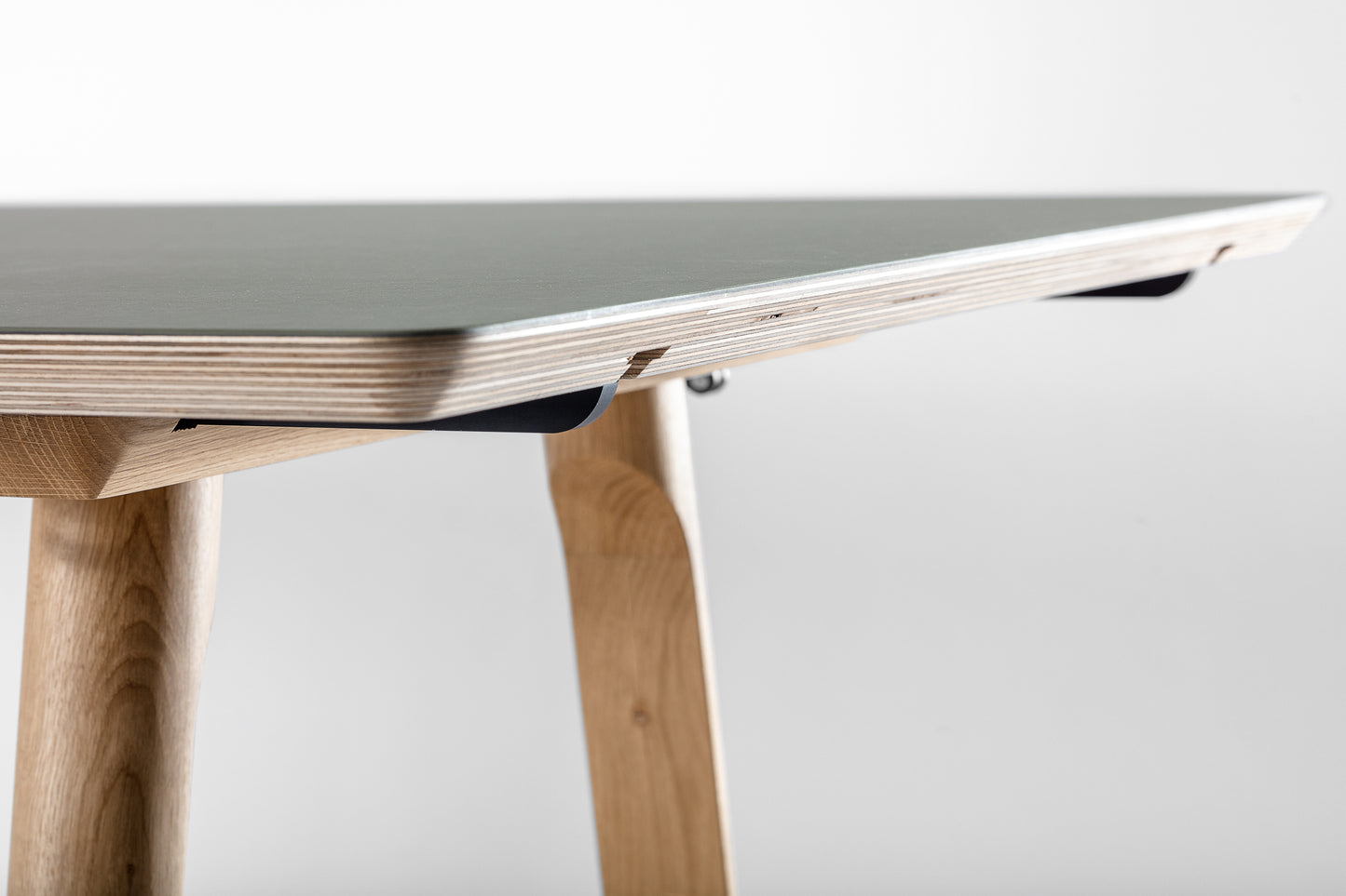 Table en bois massif Rail High